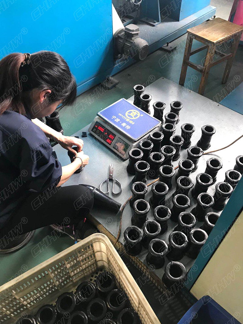 華威<a href=http://m.hztsbj.com/xjjt/ target=_blank class=infotextkey>橡膠接頭</a>產(chǎn)胚圖